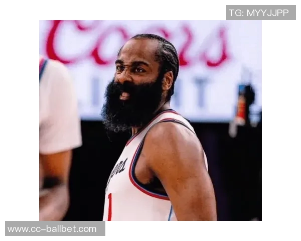 哈登训练中右肩酸痛引发关注旋转手臂时感到不适